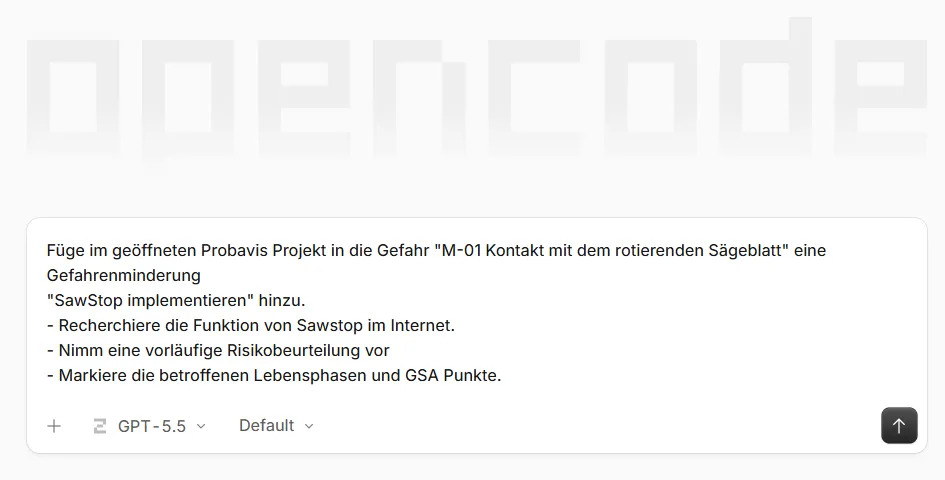 Chat-Eingabefeld eines KI-Werkzeugs mit dem Auftrag, im geöffneten Probavis-Projekt zur Gefährdung „M-01 Kontakt mit dem rotierenden Sägeblatt" eine Gefahrenminderung anzulegen, deren Funktion zu recherchieren, eine vorläufige Risikobeurteilung vorzunehmen und die betroffenen Lebensphasen und GSA-Punkte zu markieren.