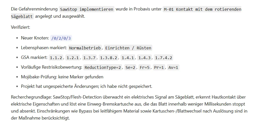 Antwort des KI-Agenten mit einer Aufstellung der vorgenommenen Änderungen: neuer Knoten, markierte Lebensphasen, zugeordnete GSA-Punkte und die Parameter der vorläufigen Restrisikobewertung, darunter eine Zusammenfassung der Recherchegrundlage zur Hautkontakterkennung am Sägeblatt.